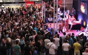 Artistas em performance porno em palco